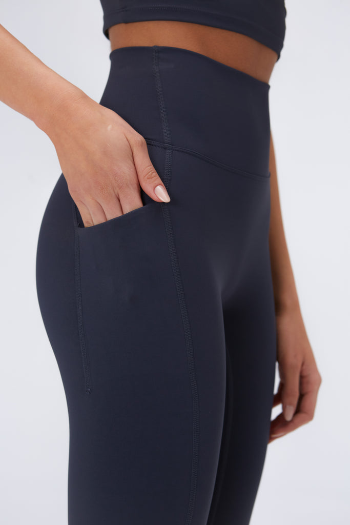 A closer look at our Pocket Leggings in Midnight Blue 👀